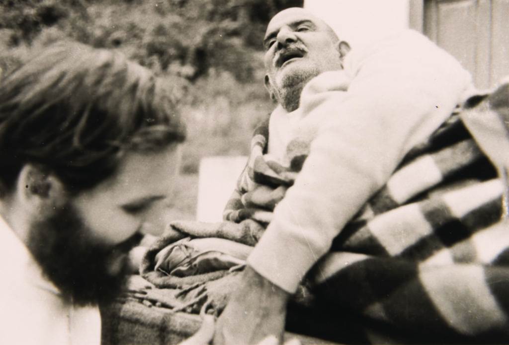 Maharaji holding Larry‘s hand